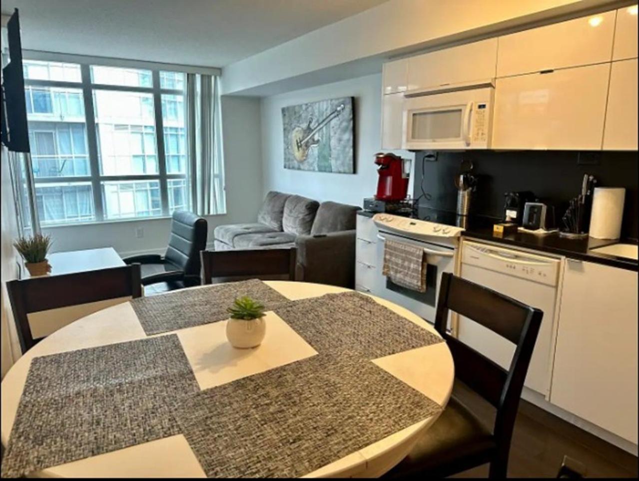 Perfect Location - Comfy Toronto