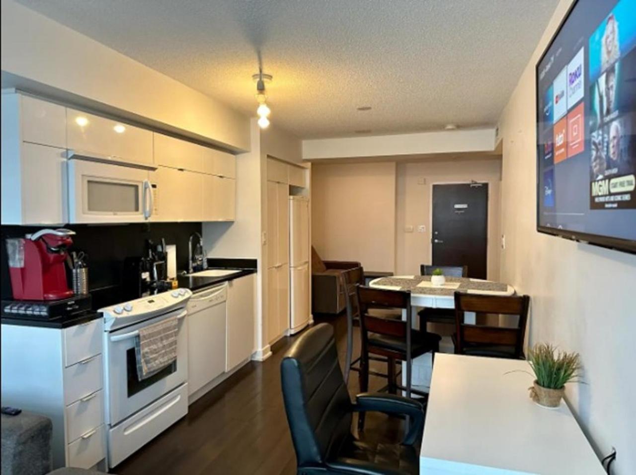 Perfect Location - Comfy Apartment *